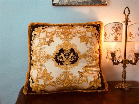 versace kussen|Versace cushions.